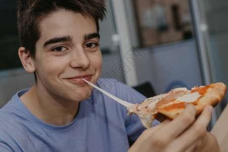 年轻人在家吃披萨快餐图片