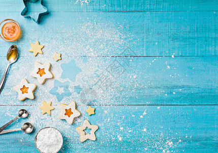 装饰圣诞Linzer饼干用冰糖和橘子杏仁果酱图片