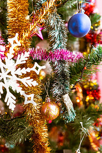 关闭圣诞树装饰品配有美丽的装饰品图片