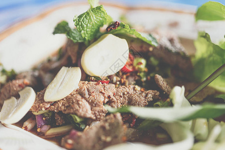香辣猪肝沙拉TubWan是一种泰国Esan食品图片