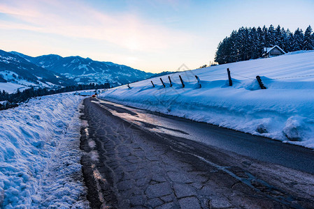 冬季空旷的道路图片