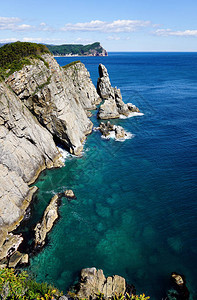海岸附近清澈的海水中湛蓝的海水和碧绿的礁石岩石高出海面太平洋图片