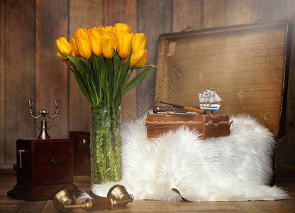 复古房间内部的花瓶里有一束黄色郁金香复古的内饰与一束郁金香旧图片