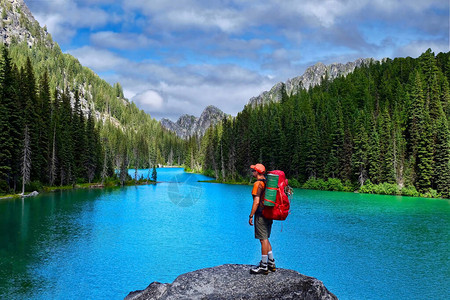 在北瀑布徒步旅行在翡翠高山湖上方的悬崖上徒步旅行者纳达湖西雅图附近的迷人湖盆地图片