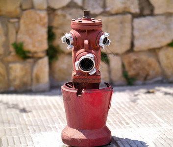 街上的老红消火栓长得像一张脸滑稽的脸图片