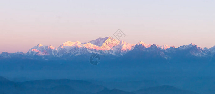 喜马拉雅山雄伟的Kanchendzonga山脉全景第一缕阳光照在山上图片