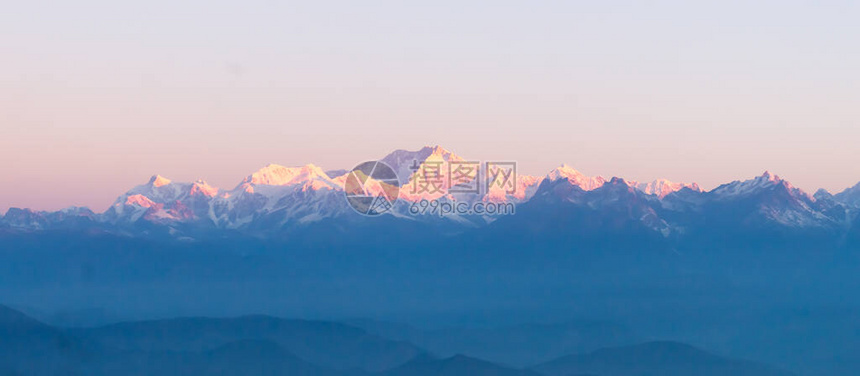 喜马拉雅山雄伟的Kanchendzonga山脉全景第一缕阳光照在山上图片