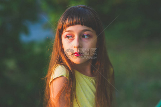 女孩走在树林里在公园里散步的女孩一个9岁的小女孩在夏天或初秋在街上散步放学后走的女学生穿裙子的图片