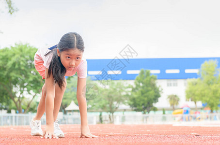 快乐可爱的可爱女孩图片