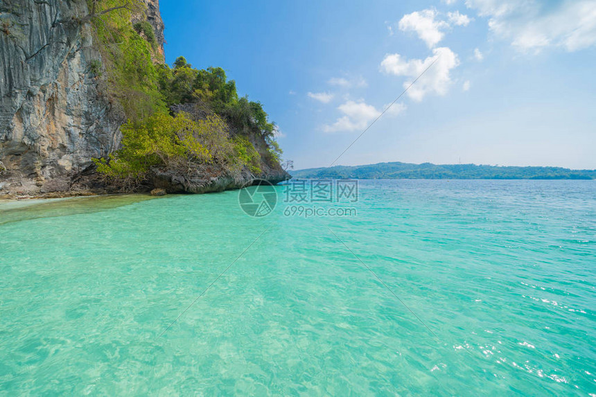 普吉岛在夏季旅行假期度假旅行期间泰国安达曼海蓝天白图片