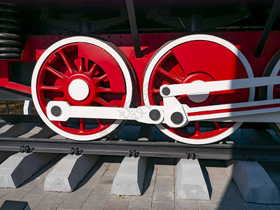 一辆旧铁路火车头的红色车轮逆向运背景图片