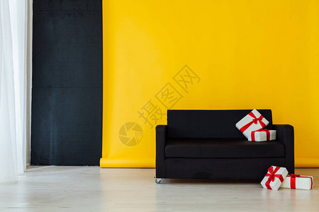 黑色沙发在室内有黄色背景的房间内面盛图片