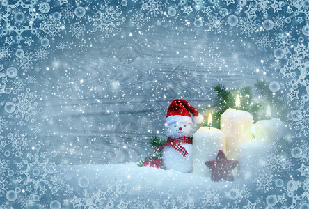 圣诞背景有四支白新蜡烛和穿红围巾的雪人和图片