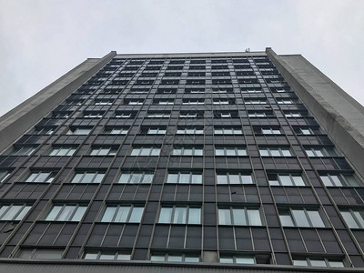 高灰色单板建筑新建筑有多个窗口的摩图片