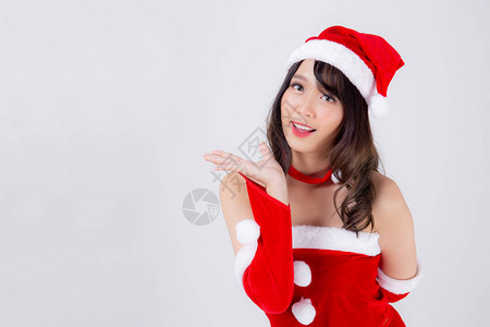 美丽的肖像年轻亚洲女人圣诞老人服装呈现空plam与快乐在节日圣诞节图片