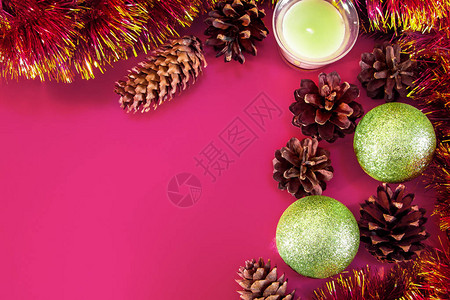 圣诞装饰粉红色背景上的锥体圣诞球和树枝图片