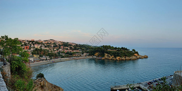城市Ulcinj海岸的全景图片