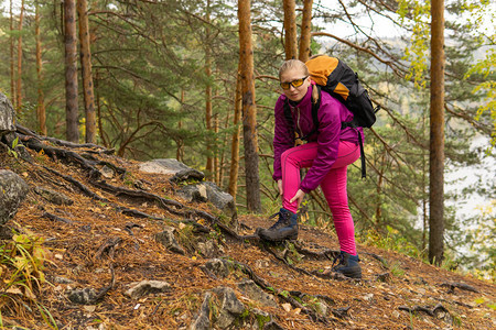 女人登山在路上停下来脚踝痛得要命看图片