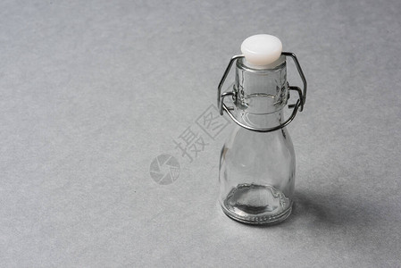 一小瓶玻璃瓶上面盖着灰图片