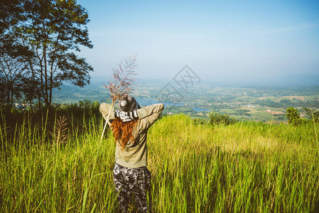 情侣旅行自然旅行放松站在山上旅行蜜月夫妇的天然触摸草上图片