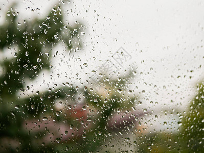 玻璃上的雨滴阴雨天气在自然模糊的背景下秋日窗上的雨滴图片