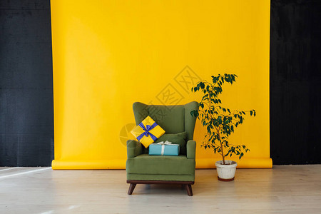 内地有黄色背景的绿色家用椅子和图片