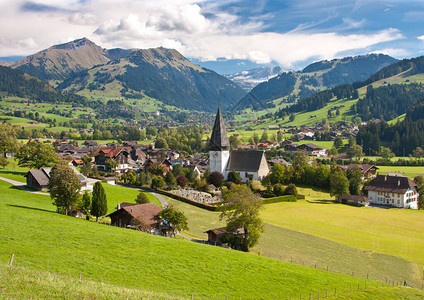 Gstaad附近的景观Saanen教堂和村背景图片