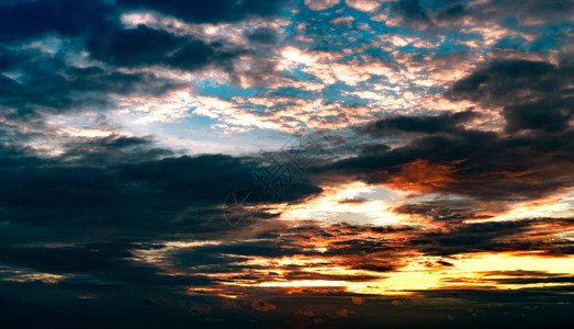 夕阳晚霞美丽的夕阳天空橙色蓝色和白色的天空五颜六色的日落日落时天空的艺术图片日落和云彩为灵感背景自然背景和平背景