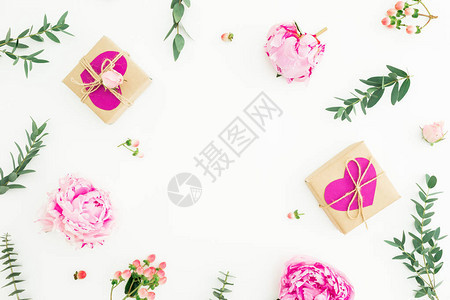 白色背景的礼物玫瑰花和送礼的雪树框架情人节图片