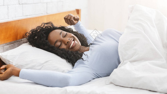 睡得安稳的非洲年轻女子在床上空房图片