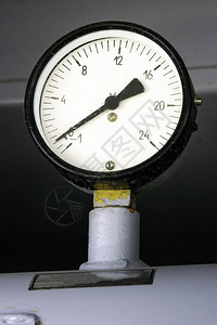 消防车泵上带有刻度的特写压力计图片