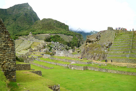 梯田参观者享受在秘鲁南美洲库斯科市IncaCitadel的Machu背景