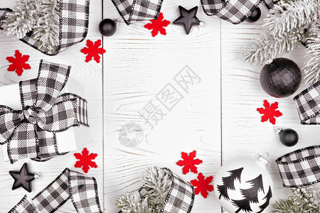 格子布法罗格子丝带礼物和装饰品的圣诞框架白色木背图片