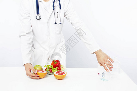 具有听诊器水果蔬菜和药丸注射器健康食品护理概念封闭的助听器的图片