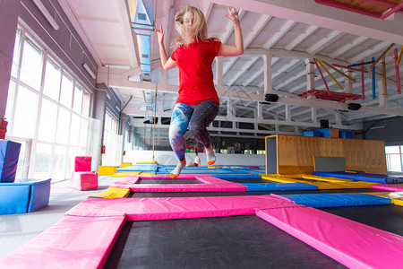 小蜘蛛破僵！吉梅内斯禁区被踢倒造点，阿尔瓦雷斯主罚稳稳命中