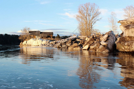 春天的大河上飘着冰图片