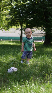 在公园里穿绿色T恤的小男孩小孩把帽图片