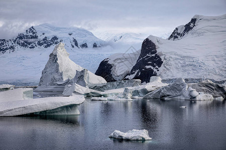 南极半岛水域沿线的冰山冰川和山图片
