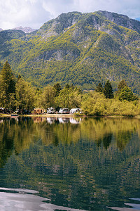 斯洛文尼亚博希尼湖附近露营房车拖的风景斯洛文尼亚的自然和露营房车房车和绿色森林的视图夏天的风景高山图片