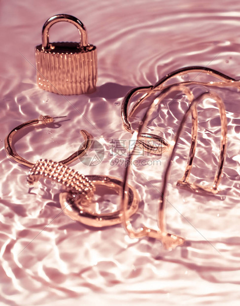 珠宝品牌时尚礼品和奢华购物理念玫瑰金手镯耳环戒指粉红水背景珠宝珠宝品牌广告的奢华魅力和图片