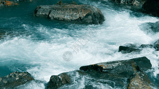北关海潮公园蓝水中石块的山河海潮背景