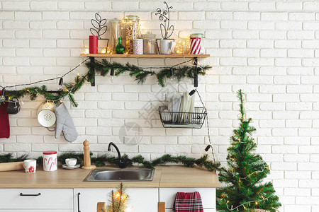 室内白色厨房和圣诞及装饰图片