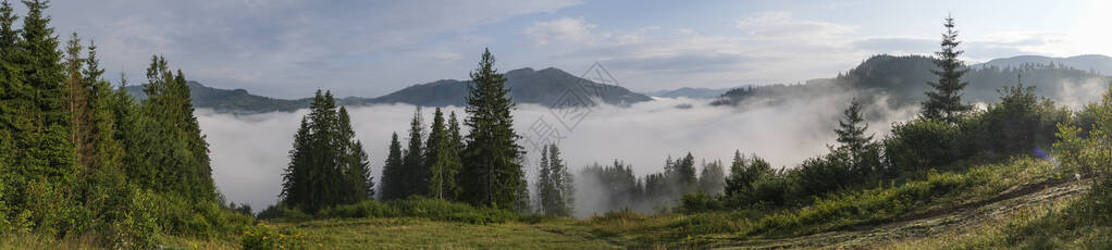 朦胧的风景喀尔巴阡山脉的晨雾日出全景图片