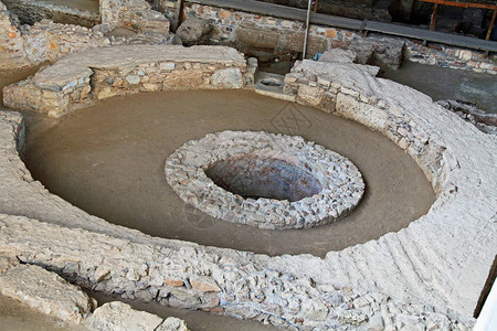 在古雅典附近的考古发掘中打开井图片