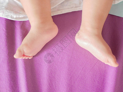 一个熟睡的新生婴儿的脚一个熟睡的新生婴儿的脚关闭写作的地图片