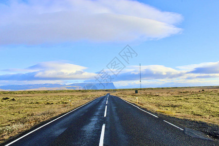 冰岛的蓝天和开放的环路图片