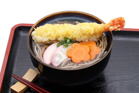 碗中的日本汤浦拉沙巴面碗和餐盘上的筷子图片