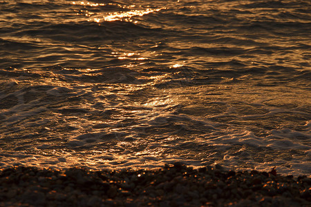 日落海滩背景海浪在傍晚日落的光线下日落海浪和大图片