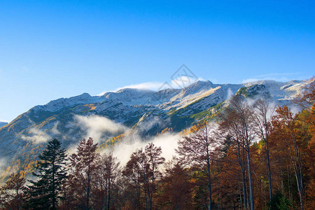 秋天的山峰雾中秋天的山峰图片