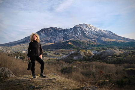 在圣海伦斯山火山遗迹上徒步旅行的妇女图片
